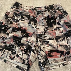 Lulu Linerless Pacebreaker Blank/Pink/Gray Pattern
- 7” Inseam 
- Size Large